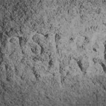 Click para ampliar. Pulsa en el nombre para ver la ficha. Piedra Escrita 10 - Inscripción con luz rasante